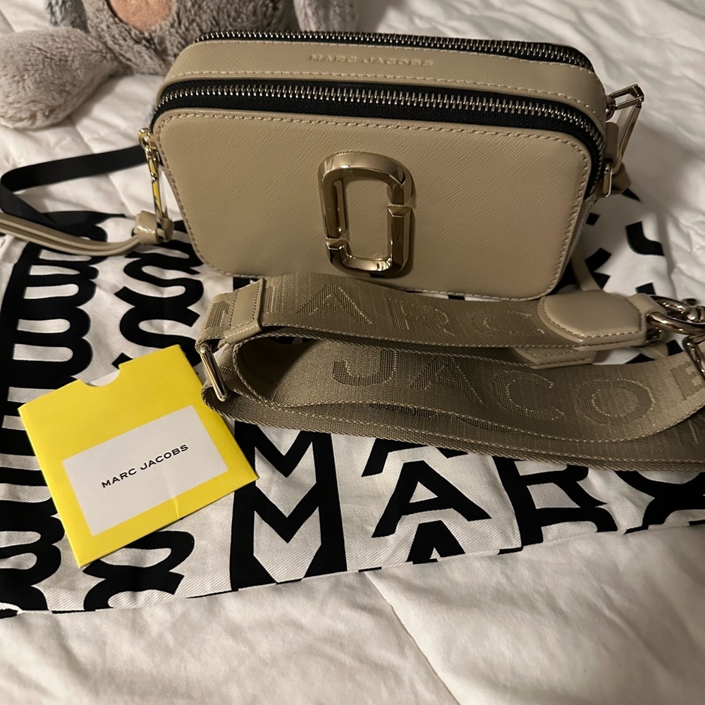 Marc Jacobs snap shot authentic .